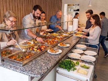 Restaurante: Pessoas se servindo ao fundo mais uma cozinha industrial
