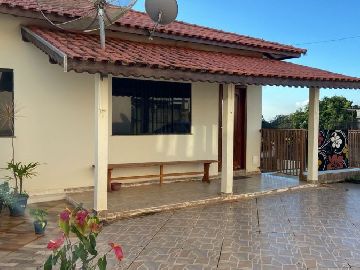 Casa: 4 quartos (1 suite), 2 salas, 1 cozinha, 1 copa, 2 banheiros sociais, Lavanderia, �rea Gourmet, Piscina Coberta e Aquecida, Garagem 3 carros