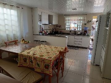 Sala de jantar com cozinha americana