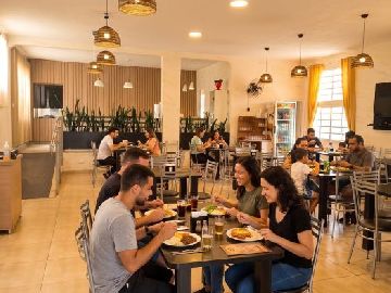 Restaurante: Pessoas almo�ando