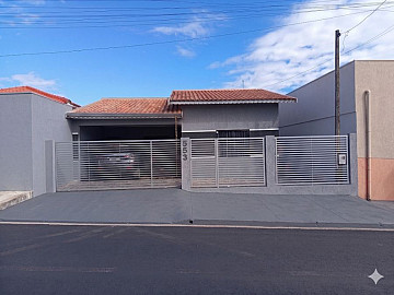 Casa com Ed�cula, churrasqueira, forno e fog�o a lenha linda